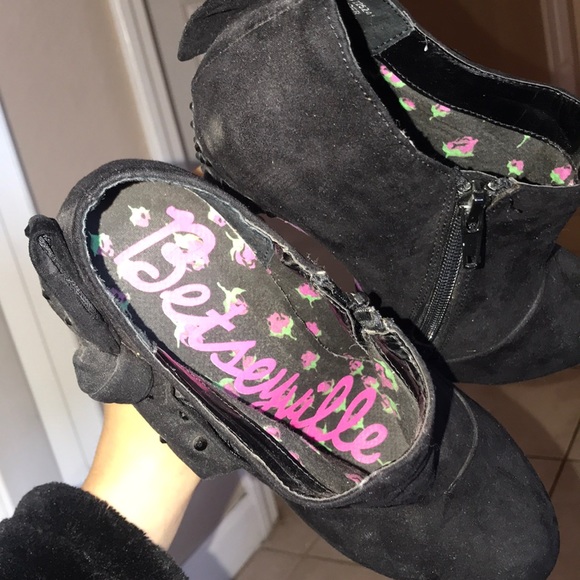 Heels - Picture 4 of 4